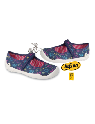 BEFADO veľkosť 27-30 - dievčenské prezuvky - safari dobrodružstvo na tmavomodrom pozadí