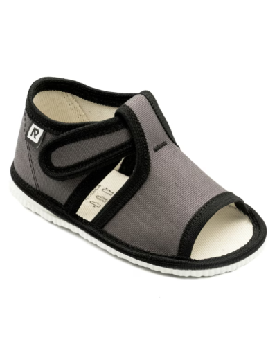 Detské prezuvky ✨ sivo-čierne papučky ako kľúč k úspechu – každý veselý krok píše príbeh malého džentlmena 🐾✨