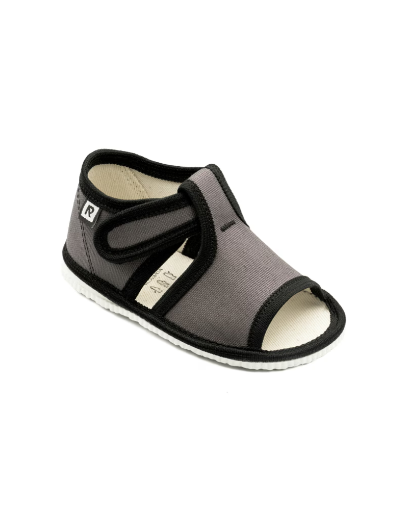 Detské prezuvky ✨ sivo-čierne papučky ako kľúč k úspechu – každý veselý krok píše príbeh malého džentlmena 🐾✨