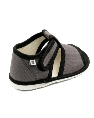 Detské prezuvky ✨ sivo-čierne papučky ako kľúč k úspechu – každý veselý krok píše príbeh malého džentlmena 🐾✨