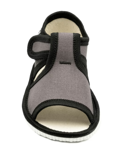 Detské prezuvky ✨ sivo-čierne papučky ako kľúč k úspechu – každý veselý krok píše príbeh malého džentlmena 🐾✨