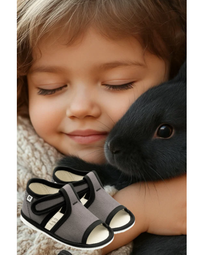 Detské prezuvky ✨ sivo-čierne papučky ako kľúč k úspechu – každý veselý krok píše príbeh malého džentlmena 🐾✨